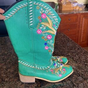 Embroidered cowgirl boots, size 7.5